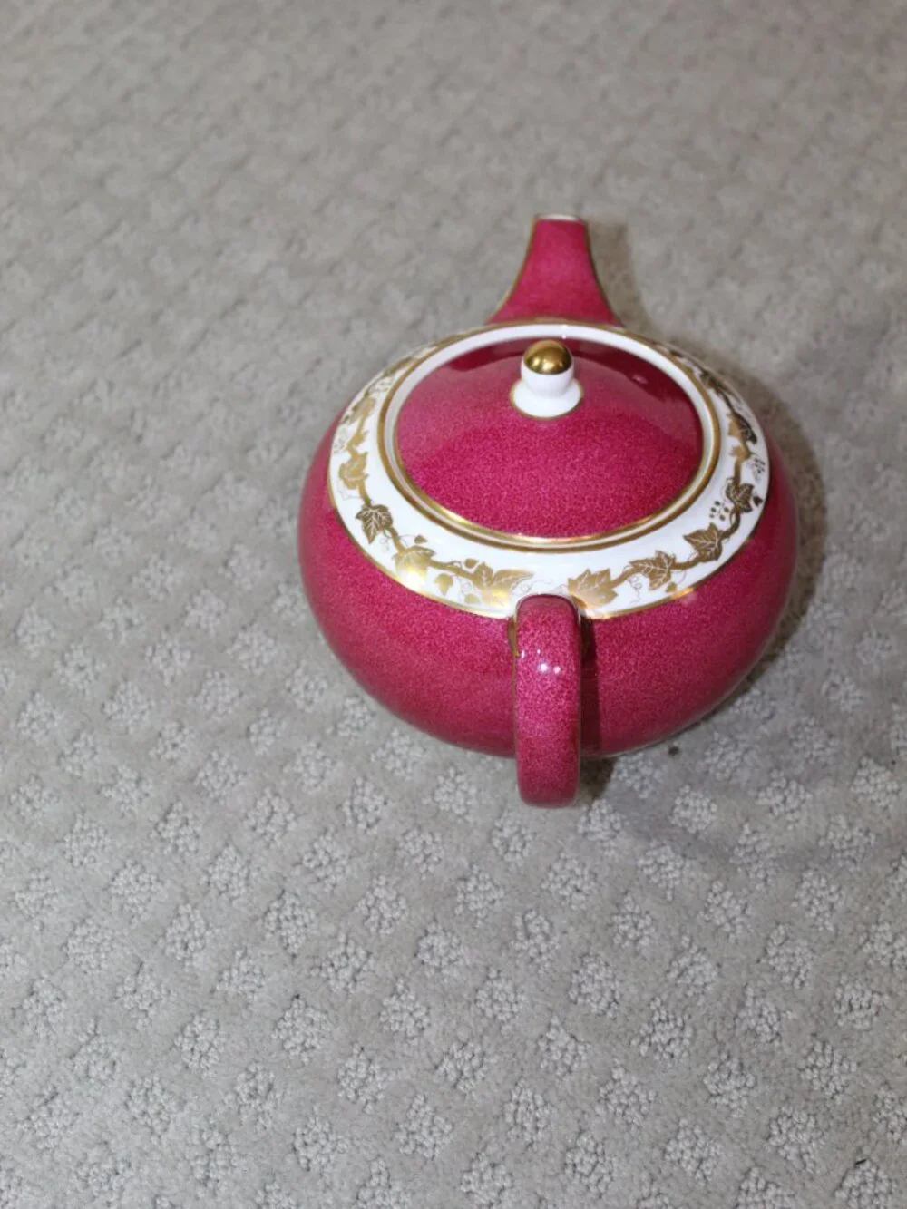 Wedgwood Whitehall W3994 Bone China Powder Ruby Tea Pot